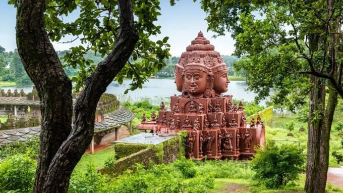 <strong>અમરકંટક | Amarkantak</strong><br>નર્મદા નદીનું ઉદગમ સ્થાન એટલે અમરકંટક. હરિયાળી અને ઓછી ભીડના લીધે આ તીર્થ સ્થાન પર મુલાકાતીઓ શાંતિનો અનુભવ કરે છે. ચોમાસાના વરસાદ બાદ અમરકંટક પહાડ પર ચારે બાજુ હરિયાળી, ઝરણાં અને ધુમ્મસનો નજારો જોઇ પ્રવાસીઓ મંત્રમુગ્ધ થઇ જાય છે. પ્રકૃતિનો મનોરમ્ય નજારો અમરકંટકના આધ્યાત્મિક રંગમાં વધારો કરે છે. ઇતિહાસ, સંસ્કૃતિ અને કુદરતી સુંદરતાનું સંગમ અમરકંટકમાં જોવા મળે છે. (Photo: Madhya Pradesh Tourism)