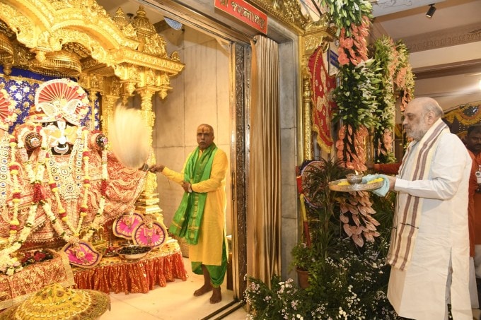 <strong>અમિત શાહે ભગવાન જગન્નાથની મંગળા આરતી કરી</strong><br>દર વર્ષને જેમ દેશના ગૃહ મંત્રી અમિત શાહે ભગવાન જગન્નાથની મંગળા આરતી ઉતારી છે. આ દરમિયન