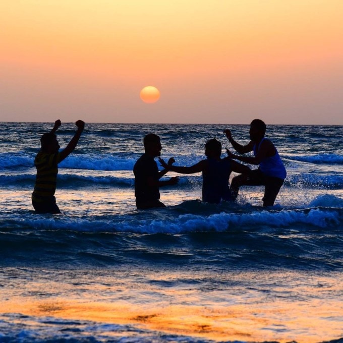 <strong>બેચટેલ બીચ : Bechtel Beach</strong><br>બેચટેલ બીચ જામનગરના પ્રસિદ્ધ દરિયા કિનારા પૈકીનું એક માનવામાં આવે છે. અહીં સફેદ રેતી અને વાદળી રંગના દરિયાના પાણી જોઇ પ્રવાસીઓ મંત્રમુગ્ઘ થઇ જાય છે. અહીં દરિયા કિનારની રેતીની બેસીને પાર્ટનર સાથે હાથમાં હાથ નાંખી સૂર્યાસ્ત અને સૂર્યોદતનો નજારો જોવો યાદગાર રહે છે. દરિયા કિનારીની સુંદરતા સાથે સાથે અદભુત શાંતિ પ્રવાસીઓને સુખદ આનંદ આપે છે. (Photo: Social Media)