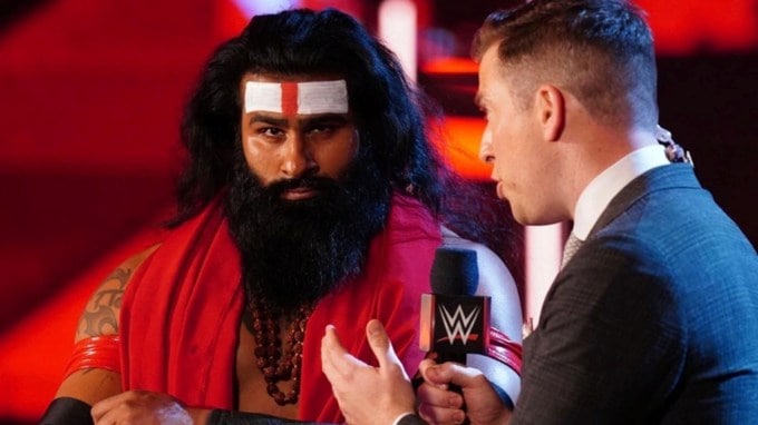 ભારતમાં WWE (વર્લ્ડ રેસલિંગ એન્ટરટેઈનમેન્ટ)નું પોતાનું એક ખાસ સ્થાન છે. દેશવાસીઓનો કુસ્તી પ્રત્યેનો અતૂટ પ્રેમ અને તેના પ્રત્યેનો જુસ્સો ધ ગ્રેટ ખલી જેવા કુસ્તીબાજોની સફળતા કરતાં ઘણો વધી ગયો છે. પરંતુ આ વખતે આપણે એક એવા ભારતીય કુસ્તીબાજ વિશે વાત કરી રહ્યા છીએ જેણે WWEમાં દિગ્ગજ વિદેશી કુસ્તીબાજોને હરાવ્યા હતા અને હવે તે સંપૂર્ણ આધ્યાત્મિક માર્ગ પર ચાલવા માટે પ્રેમાનંદ મહારાજની શરણમાં આવી ગયો છે. (Photo Source: Rinku Rajput/Facebook)