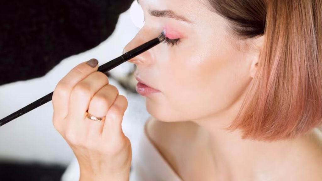 ખરીદો નહીં, ઘરેજ આ રીતે કાજલ બનાવો, આંખોને નુકસાન નહિ થાય!