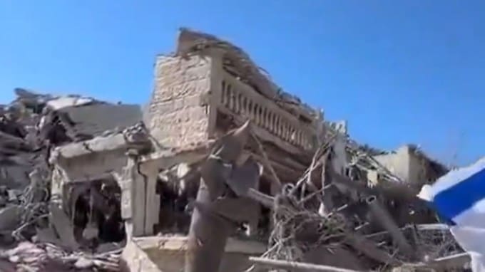 ઘરો જર્જરિત છે. મોટા એપાર્ટમેન્ટ્સ ખંડેર લાગે છે. (તસવીર: સોશિયલ મીડિયા)