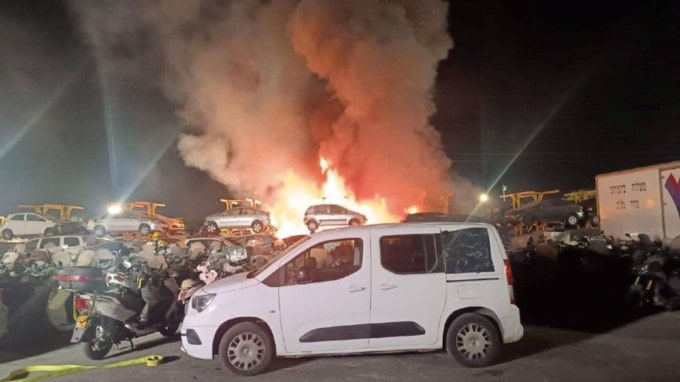 ઈરાને સેંકડો બેલિસ્ટિક મિસાઈલોથી ઈઝરાયલ પર પણ હુમલો કર્યો. ઈઝરાયલી શહેરો તેલ અવીવ, હાઈફા અને રેહોવોટને નોંધપાત્ર નુકસાન થયું છે. (તસવીર: સોશિયલ મીડિયા)