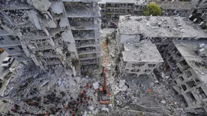 આ હુમલામાં ઇઝરાયલે ઇરાનના મશહદ એરપોર્ટ અને એક રિફ્યુઅલિંગ પ્લેનને પણ નષ્ટ કરી દીધું છે. આ સાથે કુદ્સ ફોર્સના ઠેકાણાઓ પર પણ હુમલો કરવામાં આવ્યો હતો, જેના કારણે ઈરાનને ભારે નુકસાન થયું હતું. કુદ્સ ફોર્સનો ઠેકાણો રાજધાની તેહરાનમાં સ્થિત છે. (તસવીર: સોશિયલ મીડિયા)