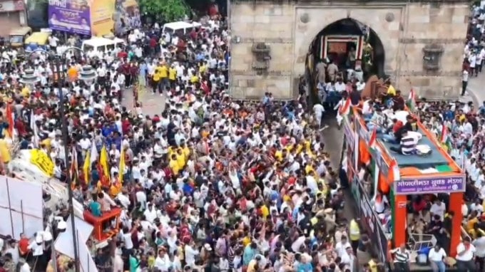 પોલીસ કમિશનરે રથયાત્રામાં પૂરતા મોનિટરિંગ પ્રબંધન માટે 227 કેમેરા, 41 ડ્રોન, 2872 બોડીવોર્ન કેમેરા દ્વારા લાઈવ મોનિટરિંગ કરાઈ રહ્યું છે. આ ઉપરાંત 240 ધાબા પોઈન્ટ અને 25 વોચ ટાવર પણ ઉભા કરવામાં આવ્યા છે. 16 કિલોમીટરના સમગ્ર રથયાત્રા રૂટ પર આ બધી વ્યવસ્થાઓના કારણે પોલીસ કંટ્રોલરૂમ દ્વારા બાજ નજર રાખવામાં આવી રહી છે. (તસવીર: સોશિયલ મીડિયા)