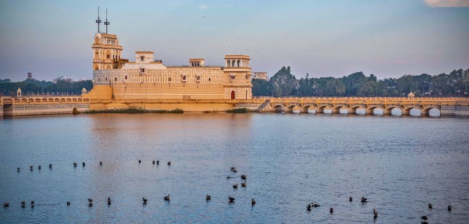 <strong>જામનગરના જોવલાયક 4 સ્થળ</strong><br>ગુજરાતમાં ઘણા જોવાલાયક સ્થળો છે જ્યાં ચોમાસામાં ફરવા થઇ શકાય છે. જામનગર ગુજરાતમાં દરિયા કિનારે આવેલું સુંદર શહેર છે. અહીં ચોમાસાના વરસાદ પછીનો કુદરતી નજારો જોવા લાયક હોય છે. જામનગર ઐતિહાસિક ઇમારતોની સાથે સાથે પ્રાકૃતિક સૌંદર્યથી ભરપૂર ફરવા લાયક સ્થળ છે. જો અહીં પાર્ટનર, પરિવાર અને મિત્રો સાથે ફરવા થઇ શકાય છે. અમદાવાદથી જામનગર 300 કિમી દૂર આવેલું છે. જામનગર રોડ અને ટ્રેન માર્ગે મોટાભાગના શહેરો સાથે જોડાયેલું છે. (Photo: Social Media)