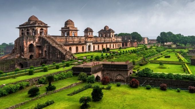 <strong>માંડુ | Mandu</strong><br>મધ્યપ્રદેશના ધાર જીલ્લામં આવેલુ માંડુ ઐતિહાસિક સ્થાપત્ય, કુદરતી સૌંદર્ય અને પ્રેમ કહાણી માટે પ્રસિદ્ધ છે. માંડવગઢ નામ પ્રખ્યાત માંડુનું માહોલ ચોમાસાના વરસાદમાં આહલાદક થઇ જાય છે. દૂર દૂર સીધુ લીલાછમ પર્વત, કુદરતી ઝરણાં, ધુમ્મસ અને ઠંડી હવા માંડુ આવનાર પ્રવાસીઓને સુખદ અનુભવ આપે છે. (Photo: Madhya Pradesh Tourism)