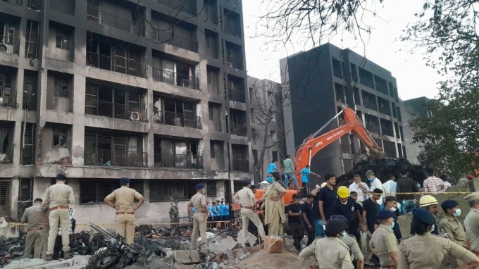 ક્રેશ થયેલી એર ઇન્ડિયાની ફ્લાઇટ મેઘાણીનગરમાં આવેલા બીજે મેડિકલ કેમ્પસમાં ડોક્ટરોની હોસ્ટેલ પર પડી હતી. અહેવાલો અનુસાર, ગુજરાતના ભૂતપૂર્વ મુખ્યમંત્રી વિજય રૂપાણી પણ વિમાનમાં સવાર હતા. (તસવીર: સોશિયલ મીડિયા)