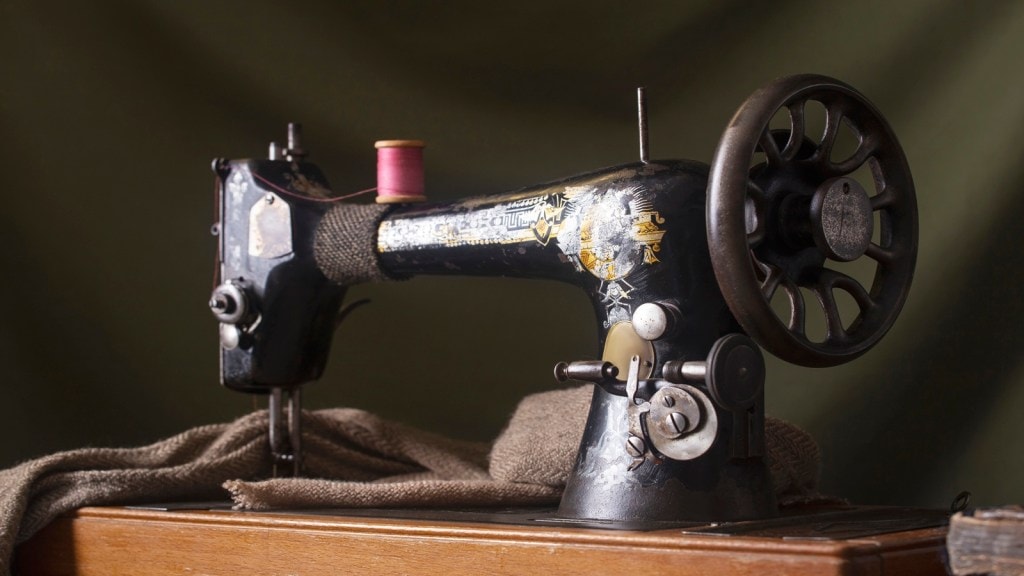 National Sewing Machine Day: દુનિયાની પ્રથમ સિલાઇ મશીન કોણે બનાવી હતી? સિલાઇ મશીન દિવસ પર જાણો રસપ્રદ ઇતિહાસ National Sewing Machine Day: દુનિયાની પ્રથમ સિલાઇ મશીન કોણે બનાવી હતી? સિલાઇ મશીન દિવસ પર જાણો રસપ્રદ ઇતિહાસ