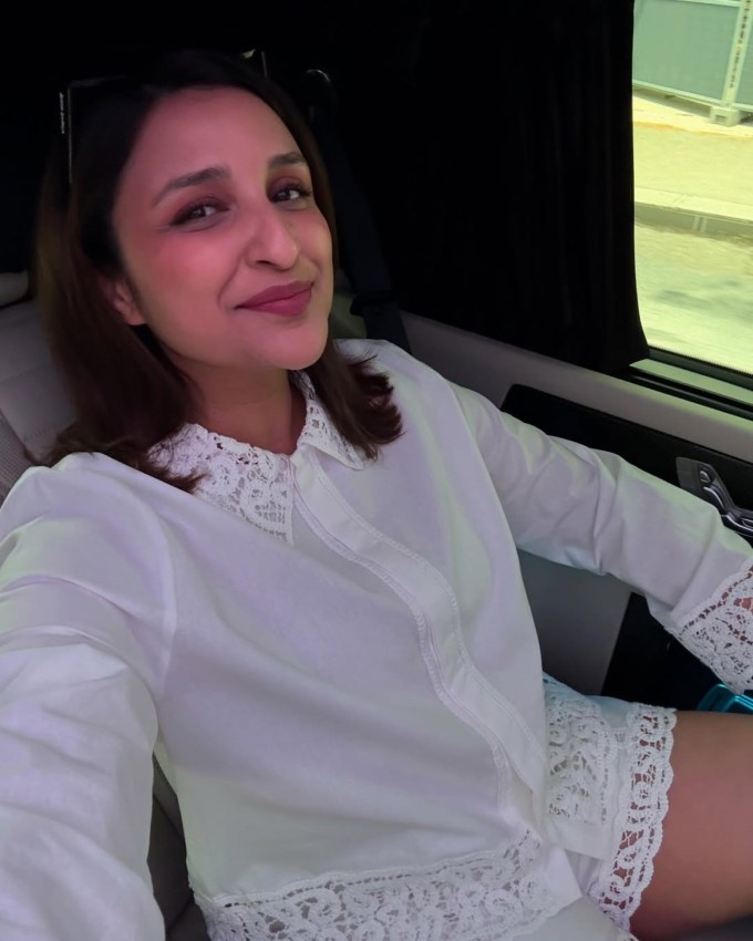 Parineeti Chopra Paris Photos: પરીણીતી ચોપરા પેરિસમાં પતિ રાઘવ સાથે ખુશ દેખાઇ.  પેરિસિયન ઉનાળાની ઝલક પરિણીતાના આ ફોટામાં સ્પષ્ટ જોઇ શકાય છે. જે પેરિસિયન ઉનાળાની સુંદરતા અને તેમની યાત્રાનો આનંદ દર્શાવે છે.