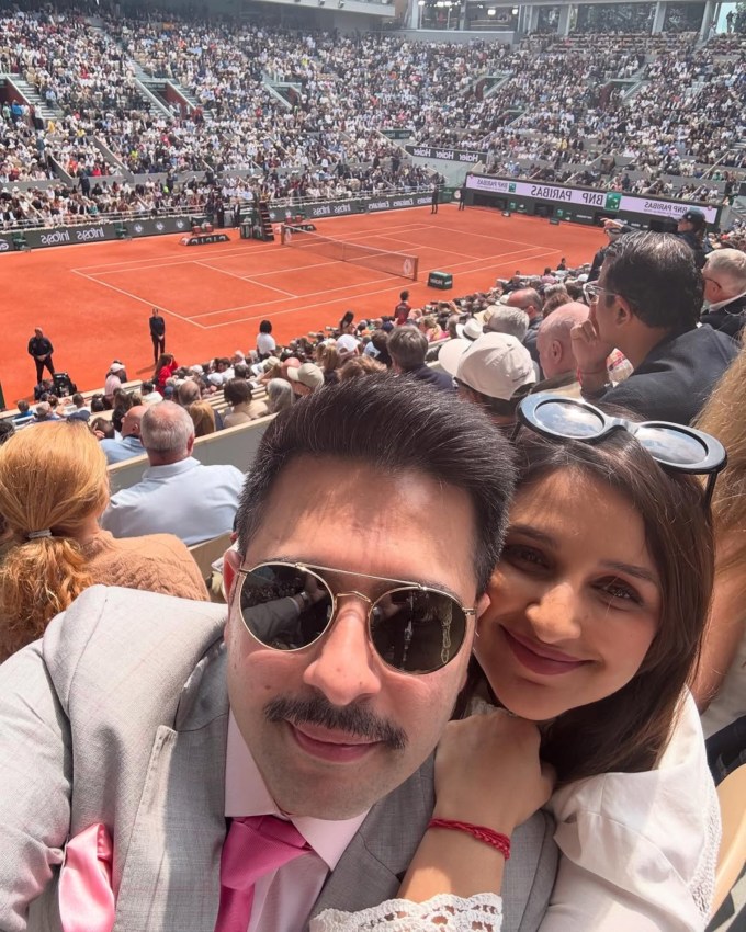 Parineeti Raghav Paris French Open: આ પ્રેમાળ દંપતી પેરિસમાં રમાયેલી ફ્રેન્ચ ઓપન 2025 ની ફાઇનલ મેચ જોવા માટે પહોંચ્યું હતું, જ્યાં તેમણે ટેનિસના રોમાંચનો ભરપૂર આનંદ લીધો હતો. પેરિસિયન ઉનાળાની સુખદ સાંજ અને ટેનિસના ગ્રાન્ડ સ્લેમની ભવ્યતા વચ્ચે, પરિણીતી અને રાઘવનો અંદાજ જોવા જેવો હતો.