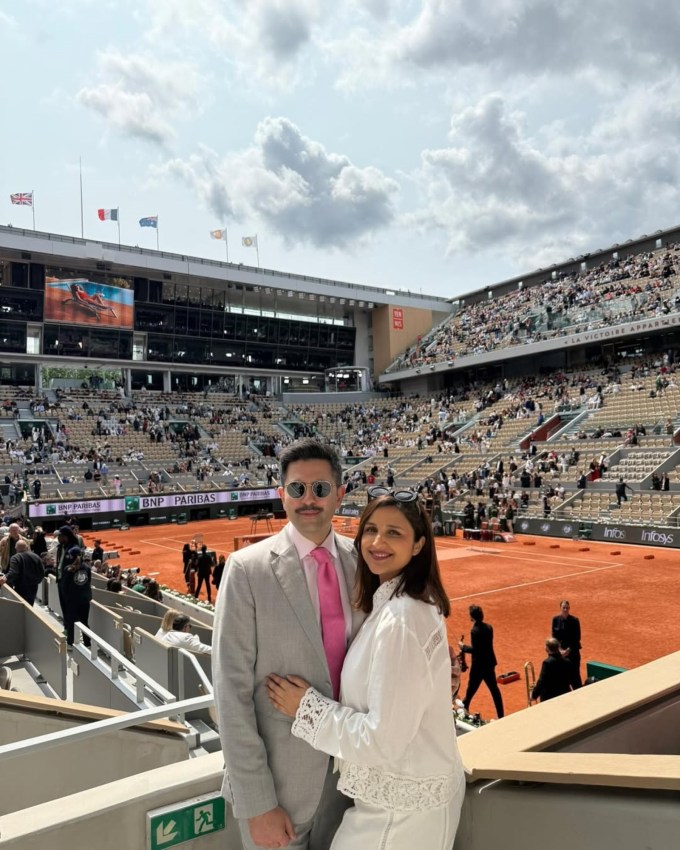 Parineeti Raghav Romance: પેરિસમાં પરિણીતી રાઘવ રોમાન્સ જોવા મળ્યો. મેચ દરમિયાન તેઓ ખુશ દેખાયા. એક સુખદ દિવસ વીતાવ્યાની ખુશી એમના ચહેરા સ્પષ્ટ દેખાઇ રહી છે. 