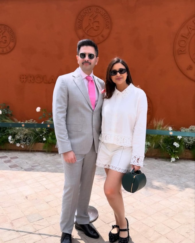 પરિણીતી રાઘવ વેકેશન: આ ફોટો ગેલેરી દર્શાવે છે કે કેવી રીતે પરિણીતી ચોપરા અને રાઘવ ચઢ્ઢા, તેમના વ્યસ્ત જીવનમાંથી સમય કાઢીને, આંતરરાષ્ટ્રીય સ્તરે રમતગમતનો આનંદ માણે છે અને એકબીજા સાથે સુંદર પળો વિતાવે છે. ફ્રેન્ચ ઓપનની ફાઇનલમાં તેમની હાજરીએ ચાહકોનું ધ્યાન ખેંચ્યું હતું અને તેમના પ્રત્યેના પ્રેમને વધુ મજબૂત બનાવ્યો હતો.