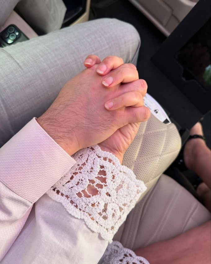 Parineeti Raghav Romance: પેરિસમાં પરિણીતી રાઘવ રોમાન્સ જોવા મળ્યો. મેચની વચ્ચે અથવા પછી, આ દંપતી એકબીજાનો હાથ પકડીને અથવા એકબીજા સાથે હસીને વાતચીત કરતા જોવા મળે છે. આ પળો તેમના સંબંધોની મધુરતા દર્શાવે છે.