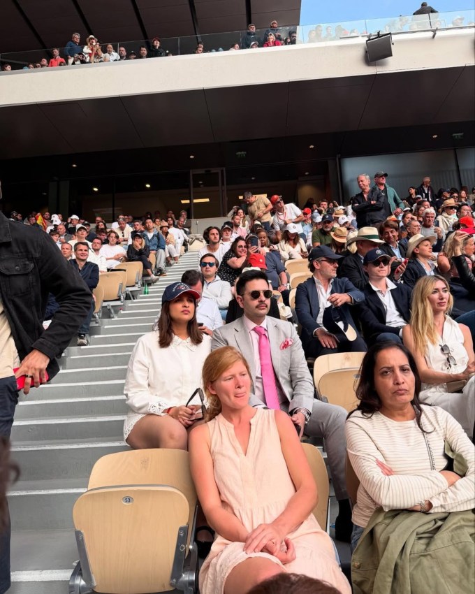 <strong>પરિણીતી ચોપરા અને રાઘવ ચઢ્ઢા પેરિસ ટૂર:</strong> ફ્રેન્ચ ઓપનના ભવ્ય સ્ટેડિયમમાં પ્રવેશતા પરિણીતી અને રાઘવ, જ્યાં તેમનો ઉત્સાહ અને ખુશી સ્પષ્ટપણે દેખાઈ રહી છે. તેમના સિમ્પલ છતાં સ્ટાઇલિશ આઉટફિટ્સ પેરિસિયન ઉનાળા માટે પરફેક્ટ લાગી રહ્યા છે.