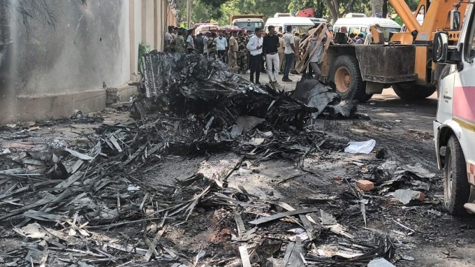 અમદાવાદ એરપોર્ટથી લંડન જઈ રહેલું એર ઈન્ડિયાનું વિમાન ભયાનક દુર્ઘટનાનુ શિકાર બન્યું છે. આ વિમાનમાં 242 મુસાફરો સવાર હતા. જેમાં એક વ્યકિતને બાદ કરતા તમામના દુર્ઘટનામાં મોત નિપજ્યા છે. અમદાવાદથી લંડન જઈ રહેલા 787-8 ડ્રીમલાઈનર વિમાનમાં 217 મુસાફરો પુખ્તવયના અને 11 બાળકો તેમજ 2 નવજાત શિશુ સવાર હતા. જેમાંથી 169 ભારતીય, 53 બ્રિટિશરો, 1 કેનેડિયન અને 7 પોર્ટુગીઝ નાગરીકો સવાર હતા. ત્યાં જ ગુજરાતના આણંદ જિલ્લાના કૂલ 33 મુસાફરો પણ આ દુર્ઘટનામાં મોતને ભેટ્યા છે. (તસવીર: સોશિયલ મીડિયા)