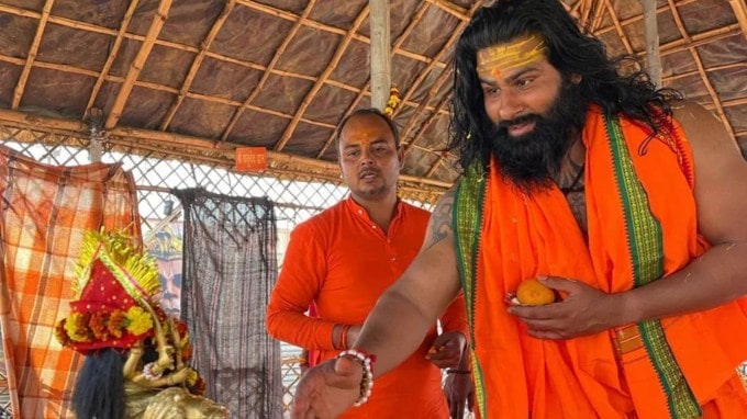 તે ભારતીય કુસ્તીબાજ સૌરભ ગુર્જર સાથે 'ધ ઇન્ડસ શેર' નામની ટીમમાં જોડાયો હતો. બાદમાં જિંદર મહેલ પણ આ ટીમમાં જોડાયો. રિંકુએ WWE માં ઘણી સફળતા મેળવી, અને તેના નામે ઘણી મોટી જીત નોંધાઈ. (Photo Source: Rinku Rajput/Facebook)