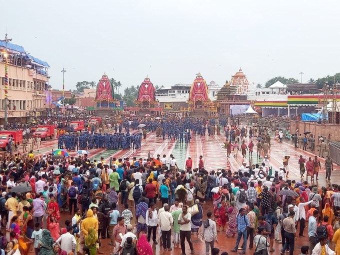 <strong>પુરી જગન્નાથ રથયાત્રા</strong><br>ઓડિશાના પુરીમાં જગન્નાથ રથયાત્રા હર્ષોલ્લાસ સાથે યોજાઇ છે. પુરીની રથયાત્રા બહુ પ્રાચીન છે અને ધાર્મિક મહત્વ પણ વધારે છે. પુરીના જગન્નાથ મંદિરથી રથયાત્રા પ્રસ્થાન થઇ 3 કિમી દૂર આવેલા ગુંડિચા મંદિર પહોંચે છે. અહીં ભગવાન જગન્નાથ 8 દિવસ સુધી રોકાય છે. (Photo: Social Media)