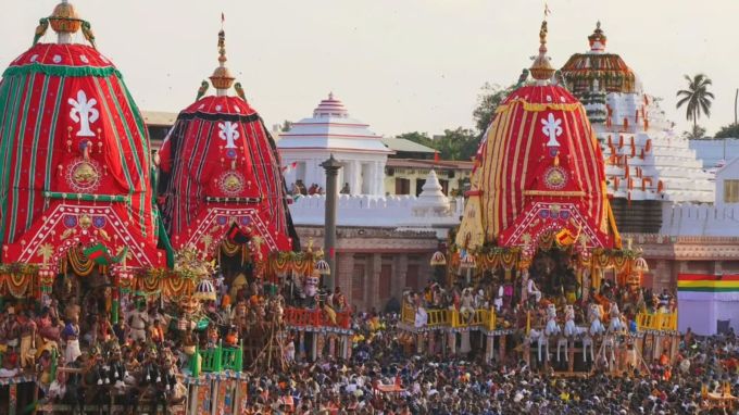 <strong>Jagannath Rath Yatra 2025 : જગન્નાથ રથયાત્રા 2025</strong><br>જગન્નાથ રથયાત્રા હિંદુ પંચાગ મુજબ દર વર્ષે અષાઢ સુદ બીજ તિથિ પર યોજાય છે. ઓડિશાના પુરી સ્થિત ભગવાન જગન્નાથ મંદિરની રથયાત્રા વિશ્વ પ્રસિદ્ધ છે. આ રથયાત્રામાં ભગવાન જગન્નાથ, બહેન સુભદ્રા અને ભાઇ બલરામની મૂર્તિઓ રથમાં બેસાડી હાથ વડે ખેંચવામાં આવે છે. માન્યતા મુજબ ભગવાન જગન્નાથની રથયાત્રા જોવાથી વ્યક્તિને પાપ માંથી મુક્તિ મળે છે. (Photo: Social Media)