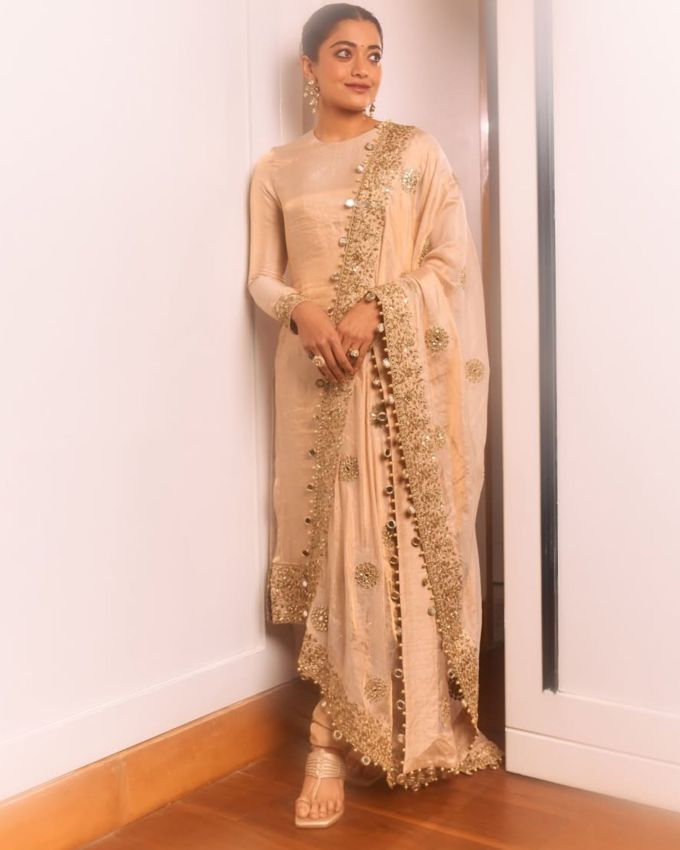 રશ્મિકા મંદાના (Rashmika Mandanna) અને વિજય દેવરકોંડા (Vijay Deverakonda) ઘણા સમયથી ડેટિંગ કરી રહ્યા હોવાની અફવા છે. જ્યારે આ જોડીએ ક્યારેય સંબંધ હોવાની પુષ્ટિ કે ઇનકાર કર્યો નથી, ભૂતકાળની ઘણી ઘટનાઓ ઘણીવાર આ જોડીની આસપાસ હેડલાઇન્સ બની છે. તાજેતરમાં કુબેરા ટ્રેલર લોન્ચ ઇવેન્ટ (kuberaa trailer launch event) માં રશ્મિકાની પ્રતિક્રિયા પછી તેઓ ફરીથી સમાચારમાં છે .