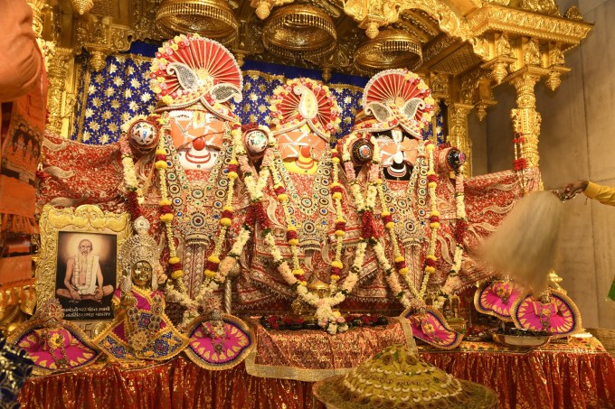 <strong>અમદાવાદ જગન્નાથ મંદિર મંગળા આરતી</strong><br>રથયાત્રા પહેલા અમદાવાદ જગદીશ મંદિરે ભગવાન જગન્નાથની મંગળા ભારતી કરવામાં આવી હતી. મંગળા આરતીમાં પણ મોટી સંખ્યામાં ભક્તો દર્શન કરવા પહોંચ્યા હતા.