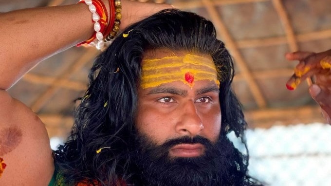 તેમણે કહ્યું, "પ્રેમાનંદ જી મહારાજના આશ્રયમાં આવ્યા પછી, મને એક નવી આંતરિક શાંતિ અને સંતોષ મળ્યો. મને સમજાયું કે જીવનનો વાસ્તવિક હેતુ આત્મ-સાક્ષાત્કાર અને ભગવાનની સેવામાં છે." રિંકુ સિંહે પોતાના જીવનની દિશા બદલવાનું નક્કી કર્યું અને હવે તે સંપૂર્ણપણે શાકાહારી અને આધ્યાત્મિક જીવન તરફ આગળ વધી ગયો છે. (Photo Source: Rinku Rajput/Facebook)