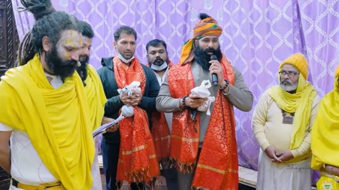 જોકે, રિંકુ સિંહ માટે આ યાત્રા ફક્ત કુસ્તી પૂરતી મર્યાદિત નહોતી. થોડા સમય પહેલા તે પોતાના આધ્યાત્મિક જીવન તરફ વળ્યો અને પ્રેમાનંદ મહારાજનો આશ્રય લેવાનું નક્કી કર્યું. રિંકુ કહે છે કે જ્યારથી તેણે પ્રેમાનંદ જી મહારાજના ઉપદેશો સાંભળ્યા ત્યારથી તેનું મન સંપૂર્ણપણે બદલાઈ ગયું છે અને તે હવે જીવનમાં એક નવી દિશા લેવા માંગે છે. (Photo Source: Rinku Rajput/Facebook)