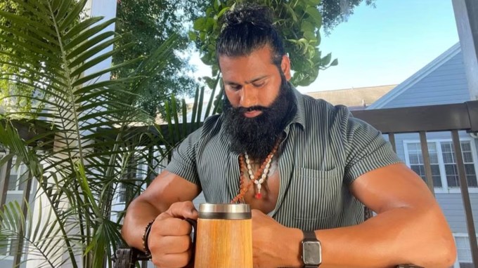 રિંકુ WWE ના રો બ્રાન્ડમાં એક સ્વતંત્ર કુસ્તીબાજ તરીકે જોડાયો અને મોટા કુસ્તીબાજોને હરાવીને ભારતીય ચાહકોના દિલ જીતી લીધા. તે રિંગમાં સંપૂર્ણ ભારતીય પોશાકમાં જોવા મળતો હતો. જ્યારે વીર મહાન, કપાળ પર ત્રિપુંડ અને હાથમાં રુદ્રાક્ષ પહેરેલો, ગર્જના કરતો ત્યારે સામેનો કુસ્તીબાજ ધ્રૂજી જતા. (Photo Source: Rinku Rajput/Facebook)