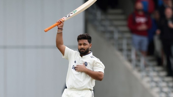 <strong>Rishabh Pant Record : </strong>એન્ડરસન-તેંડુલકર ટ્રોફીની પ્રથમ ટેસ્ટના ચોથા દિવસે ભારતના વાઈસ કેપ્ટન ઋષભ પંતે સદી ફટકારીને ઈતિહાસ રચી દીધો છે. તે 93 વર્ષના ઈતિહાસમાં ઈંગ્લેન્ડમાં રમાયેલી ટેસ્ટ મેચની બંને ઈનિંગમાં સદી ફટકારનારો સૌપ્રથમ ભારતીય બેટ્સમેન બન્યો છે. (તસવીર - બીસીસીઆઈ ટ્વિટર)