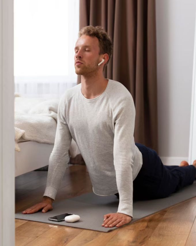 <strong>સૂર્ય નમસ્કાર </strong>: આ આસન યોગ આસન પ્રક્રિયામાં સૌથી લાંબુ છે, તેમાં એક સાથે 12 યોગ આસન કરી શકાય છે. એવું માનવું જોઈએ કે આ યોગ શરીરનું વજન ઘટાડવા માટે ખૂબ જ મહત્વપૂર્ણ છે. એક રીતે, તે સંપૂર્ણ શરીરની કસરત છે, જેમાં ચયાપચય સક્રિય થાય છે. પાચન સુધરે છે અને પેટ સંબંધિત સમસ્યાઓ, જેમ કે ગેસ, અપચો, અપચા અને કબજિયાત, સમાપ્ત થવા લાગે છે.