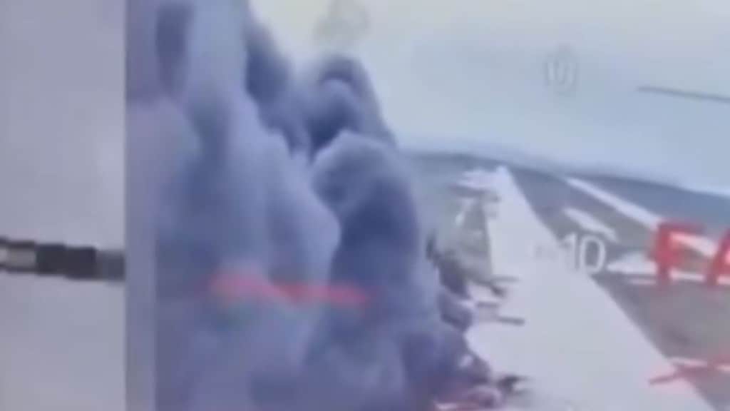 રશિયાના બે એરબેસ પર યુક્રેનનો સૌથી મોટો ડ્રોન હુમલો, અનેક બોમ્બ ફેંક્યા રશિયાના બે એરબેસ પર યુક્રેનનો સૌથી મોટો ડ્રોન હુમલો, અનેક બોમ્બ ફેંક્યા