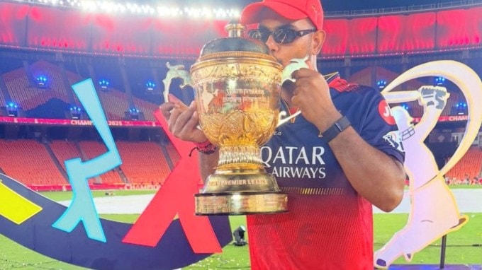 <strong>ટ્રોફીની કિંમત કેટલી છે?</strong> : BCCI એ ક્યારેય IPL ટ્રોફીની મૂળ અથવા પ્રતિકૃતિ ટ્રોફીની કિંમત જાહેર કરી નથી. જોકે ઘણા મીડિયા અહેવાલોમાં આ ટ્રોફીની કિંમત 30 થી 50 લાખ રૂપિયાની વચ્ચે હોવાનો અંદાજ છે. (Photo: @RCBTweets/X)