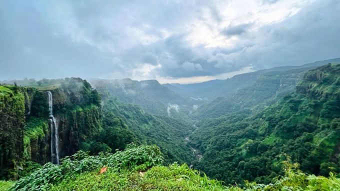 <strong>અંબોલી / Amboli</strong><br>મહારાષ્ટ્રના સિંધુદુર્ગ જિલ્લાનું અંબોલી હિલ સ્ટેશન પ્રકૃતિ પ્રેમીઓ માટે સ્વર્ગ સમાન છે. પશ્ચિમ ઘાટની સહ્યાદ્રી પર્વતમાળામાં વસેલું અંબોલી ગાઢ જંગલો, ધુમ્મસવાળી ખીણો અને સુંદર વનસ્પતિઓનું ઘર છે. અહીં તમે અંબોલી વોટરફોલ, અંબોલી ફોરેસ્ટ અને શ્રી હિરણ્યકેશી મંદિરની મુલાકાત લઇ શકો છો. અહીં લોકો દૂર દૂરથી સનસેટ પોઇન્ટ જોવા માટે આવે છે. (Photo: Social Media)