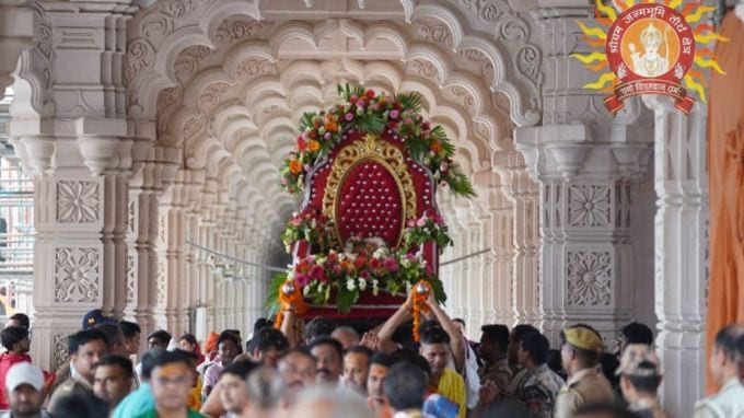 <strong>રામ મંદિર મૂર્તિઓની પાલખી શોભયાત્રા</strong><br>રામ મંદિરમાં ભવ્ય પાલખીની શોભાયાત્રા કાઢવામાં આવી હતી. જેમા રામ દરબાર, ભગવાન શિવ, શેષાવતર, માતા અન્નપૂર્ણા, માતા દુર્ગા, ભગવાન સૂર્યદેવ, ગણેશ અને બજરંગબલી સહિત 8 દેવી-દેવતાઓની મૂર્તિઓને રામ લલ્લાના દર્શન કરાવવામાં આવ્યા હતા. આ તમામ મૂર્તિઓને પાલખીમાં મખમલની ચાદર પર બિરાજમાન કરી ભ્રમણ કરાવવામાં આવ્યું હતું. આ આયોજન દેવાઓની મૂર્તિઓની પ્રાણ પ્રતિષ્ઠા પહેલા ફરજિયાત નગર ભ્રમણનું પ્રતિક છે. (Photo: Social Media)