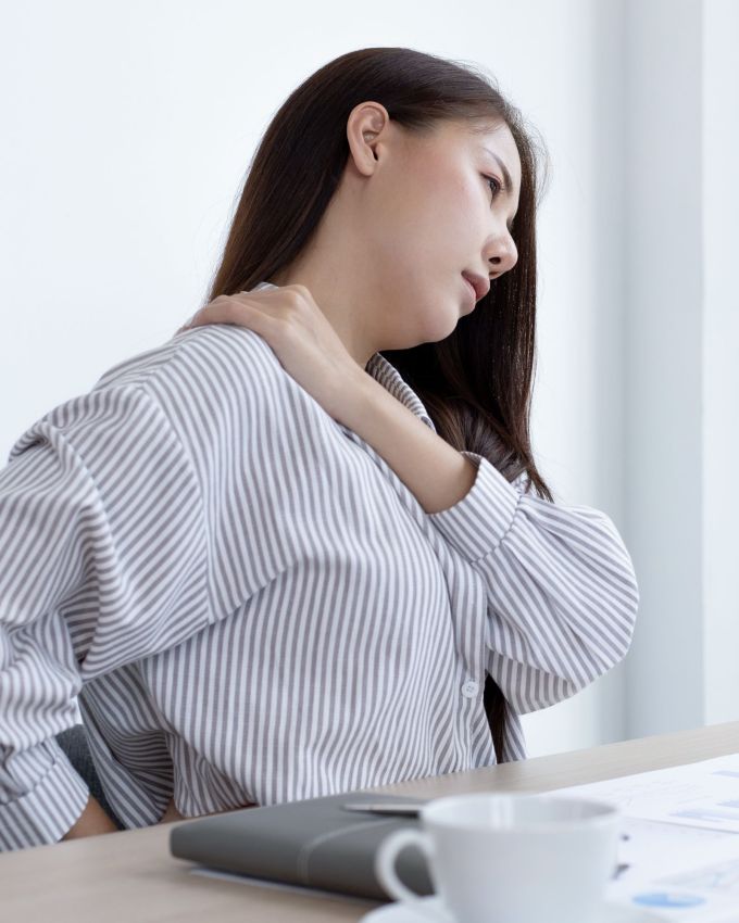 <strong>ગૌમુખાસન કરવાના ફાયદા (Benefits of doing Gaumukhasana in gujarati) : </strong>ગૌમુખાસન સર્વાઇકલ સમસ્યાઓમાં પણ ફાયદાકારક છે, કારણ કે તે કરોડરજ્જુને સીધી અને મજબૂત બનાવે છે.તે કમરના દુખાવામાં પણ રાહત આપે છે. આ આસન શરીરને લવચીક બનાવે છે અને બેસવાની મુદ્રામાં સુધારો કરે છે. તે શારીરિક અને માનસિક સ્વાસ્થ્ય બંને માટે સારું માનવામાં આવે છે, આ આસન અસ્થમાના દર્દીઓ માટે પણ ફાયદાકારક માનવામાં આવે છે, કારણ કે તે ફેફસાંની કામગીરીમાં સુધારો કરે છે અને શ્વાસ લેવાની પ્રક્રિયાને સરળ બનાવે છે.