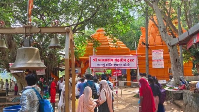 બાલારામ મહાદેવ મંદિર, નદી : બનાસકાંઠા જિલ્લાના મુખ્યમથક પાલનપુરથી માત્ર 12 કિલોમીટર દૂર બાલારામ મંદિરના દર્શન કરવા જઈ શકો છે. નદી કિનારે આવેલા આ મંદિર કુદરતી સૌંદર્યથી ભરપૂર સ્થળ પર આવેલું છે. નવાબોનાં મહેલો અને હિન્દુ મંદિરો પણ જોવલાયક છે. (photo-Social media)