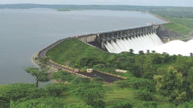 <strong>બાંસવાડા </strong>: સો ટાપુઓનું શહેર બાંસવાડા ચોમાસા દરમિયાન રાજસ્થાનમાં ફરવા માટે ખરેખર શ્રેષ્ઠ સ્થળોમાંથી એક છે. ઘણા તળાવો, હરિયાળી અને પર્વતોનું આકર્ષણ અદભુત છે. નદી પર બનેલો વિશાળ માહી ડેમ ચોમાસા દરમિયાન ખૂબ જ આકર્ષક લાગે છે. તે ખરેખર જોવાલાયક દૃશ્ય છે.(Pics : rajasthan tourism)