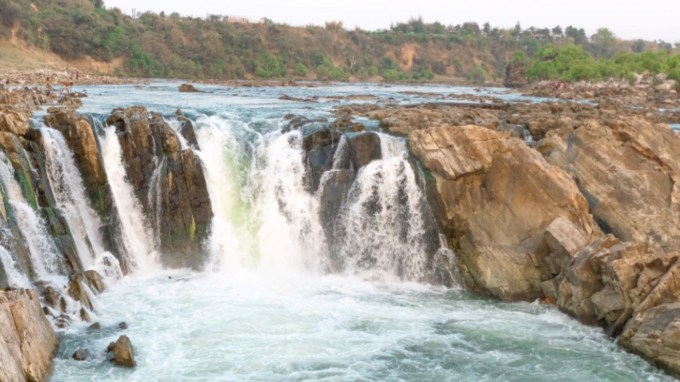 <strong>ભેડાઘાટ </strong>: જબલપુરમાં આવેલું ભેડાઘાટ તેની સુંદરતા માટે ખૂબ જ પ્રખ્યાત છે. ખડકો પર ઝડપથી પડતું પાણી દૂધના ઝરણા જેવી અનુભૂતિ કરાવે છે. આરસપહાણના પહાડો આ સ્થળની સુંદરતામાં વધુ વધારો કરે છે. અહીં આવીને તમે ચૌસઠ યોગિની, બંદરકુદની સહિત અન્ય ઐતિહાસિક અને ધાર્મિક સ્થળોની મુલાકાત લઈ શકો છો. ચોમાસા દરમિયાન દેશભરના પ્રવાસીઓ ભેડાઘાટની સુંદરતા જોવા માટે આવે છે. (તસવીર - સોશિયલ મીડિયા)