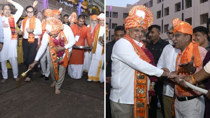 <strong>CM ભૂપેન્દ્ર પટેલે પહિંદ વિધિ કરી રથ પ્રસ્થાન કરાવ્યા</strong><br>અમદાવાદમાં ભગવાન જગન્નાથજીની રથયાત્રા પહેલા ગુજરાત રાજ્યના મુખ્યમંત્રી ભૂપેન્દ્ર પટેલ દ્વારા પહિંદ વિધિ કરવામાં આવી હતી. પહિંદ વિધિમાં સોનાની સાવરણી દ્વારા ભગવાનની રથયાત્રાનો માર્ગ સાફ કરવાની વિધિ થાય છે. ત્યાર બાદ મુખ્યમંત્રીએ ભગવાનના રથના દોરડા ખેંચી રથ પ્રસ્થાન કરાવ્યા હતા. (Photo: CMO Gujarat)