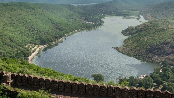 <strong>બુંદી</strong> : ચોમાસા દરમિયાન બુંદીનો નજારો સંપૂર્ણપણે બદલાઈ જાય છે. અહીં તમને ભીમતાલ ધોધ જોવા મળશે. લોકો તેને જોવા માટે દૂર-દૂરથી આવે છે. વરસાદની ઋતુમાં તેની સુંદરતા વધુ વધી જાય છે. આ પછી તારાગઢ કિલ્લાની ટોચ પરથી શહેરનો નજારો તમને મંત્રમુગ્ધ કરી દેશે. સુંદર પગથિયાઓથી ઘેરાયેલું, બુંદી, જૈત સાગર, નવલ સાગર અને દુગારીના સુંદર ઝીલોથી ઘેરાયેલું છે.(Pics : rajasthan tourism)