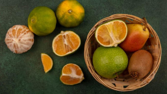 <strong>ખાટા ફળો</strong> : ખાટા ફળોનું સેવન જાંબુ સાથે ન કરવું જોઈએ. તેના સેવનથી એસિડિટીનું સ્તર વધી શકે છે. જાંબુ અને ખાટા ફળોમાં કુદરતી એસિડ હોય છે. એક સાથે તેનું સેવન કરવાથી છાતીમાં બળતરા પણ થઈ શકે છે.(Photo : Freepik)