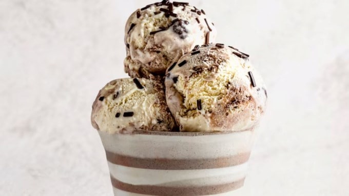 <strong>બરફ અથવા ઠંડી વસ્તુઓનું સેવન ન કરો </strong>: જાંબુ ખાધા પછી તરત જ આઇસક્રીમ, કોલ્ડ ડ્રિંક્સ અથવા અન્ય ઠંડી વસ્તુઓનું સેવન કરવાથી ગળામાં દુખાવો અથવા શરદી થઈ શકે છે. ખાસ કરીને બાળકો અને વૃદ્ધોએ તેનો ઉપયોગ ટાળવો જોઈએ. (Photo : Freepik)