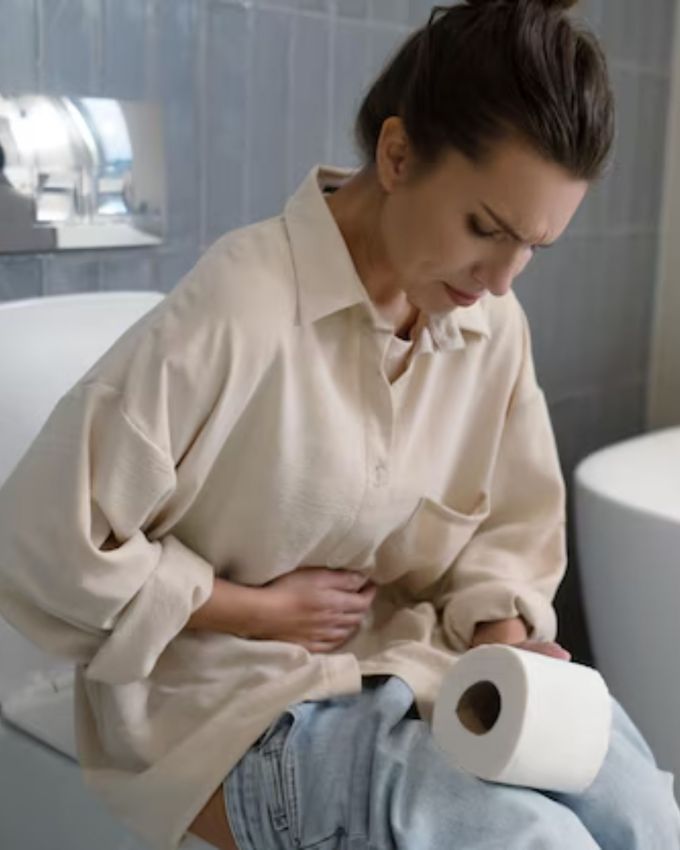 કબજિયાત (constipation) માં આ યોગ આસન, તમારા પેટને સાફ રાખવામાં ખુબ જ અસરકારક છે. કબજિયાત એ એક સામાન્ય સમસ્યા છે જે કોઈપણ ઉંમરના લોકોને અસર કરી શકે છે. તેનાથી પેટમાં દુખાવો, પેટનું ફૂલવું અને અપચો જેવી બીજી ઘણી સમસ્યાઓ થઈ શકે છે. કબજિયાતનો સામનો કરવાની ઘણી રીતો છે, જેમાંથી યોગ એક અસરકારક રીત છે.