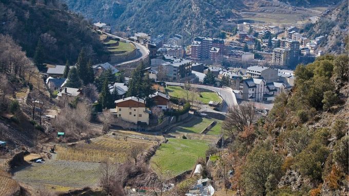 એન્ડોરા : આ સુંદર દેશ ફ્રાન્સ અને સ્પેન વચ્ચે પિરેનીસ પર્વતોમાં આવેલો છે. તે એટલો નાનો અને પર્વતીય વિસ્તાર છે કે તેનું પોતાનું એરપોર્ટ નથી. એન્ડોરા જવા માટે, લોકો પહેલા ફ્રાન્સ (તુલોઝ) અથવા સ્પેન (લા સેઉ ડી ઉર્ગેઈ) ના એરપોર્ટ પર ઉતરે છે અને પછી કાર દ્વારા એન્ડોરા પહોંચે છે.(photo-wikipedia)