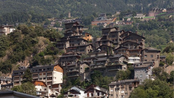 ઘણા પ્રવાસીઓ અહીં સ્કીઇંગ અને ડ્યુટી-ફ્રી શોપિંગ માટે આવે છે. એન્ડોરામાં પોતાની વિઝા સિસ્ટમ નથી. ભારતીય નાગરિકોને એન્ડોરા જવા માટે અલગ વિઝાની જરૂર નથી, પરંતુ એન્ડોરા યુરોપના શેંગેન વિસ્તારની મધ્યમાં હોવાથી, ત્યાં જવા માટે શેંગેન વિઝા જરૂરી છે.(photo-wikipedia)