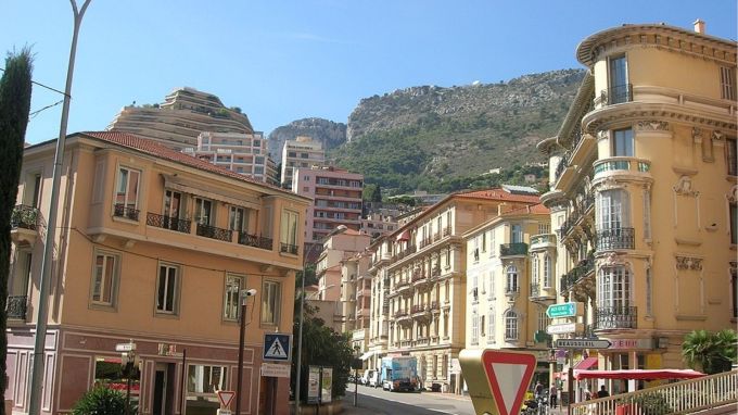 મોનાકો : મોનાકો ફ્રેન્ચ રિવેરા પર સ્થિત એક નાનો સ્વતંત્ર દેશ છે. અહીં કોઈ એરપોર્ટ પણ નથી. પ્રવાસીઓ સામાન્ય રીતે ફ્રાન્સના નાઇસ એરપોર્ટ પર ઉતરે છે અને ત્યાંથી કાર અથવા હેલિકોપ્ટર દ્વારા મોનાકો પહોંચે છે. આ દેશ તેના ઠાઠમાઠ, કેસિનો, ફોર્મ્યુલા વન રેસ અને લક્ઝરી ટુરિઝમ માટે પ્રખ્યાત છે. મોનાકોની પોતાની વિઝા સિસ્ટમ નથી. બંને દેશો વચ્ચેના ગાઢ સંબંધોને કારણે, તે ફ્રાન્સના વિઝા નિયમોનું પાલન કરે છે.(photo-wikipedia)