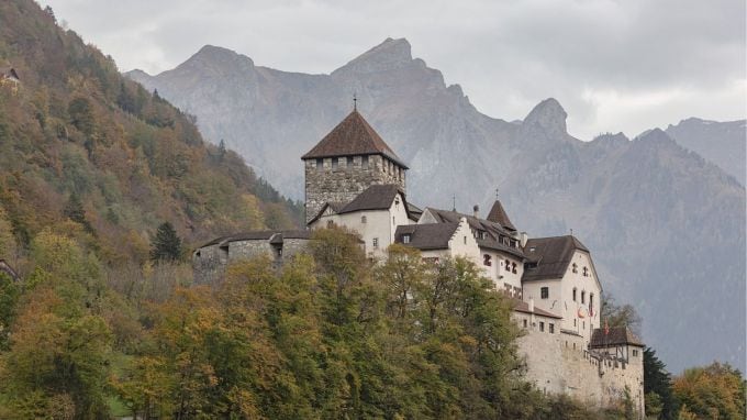 જો તમે યુરોપના શેંગેન દેશોમાં મુલાકાત, બિઝનેસ મીટિંગ અથવા કોઈ સંબંધીને મળવા જેવી પ્રવૃત્તિઓ માટે 90 દિવસ રહેવા માંગતા હો, તો તમારે શેંગેન સી-વિઝાની જરૂર પડશે. પરંતુ જો તમે 90 દિવસથી વધુ સમય રહેવા માંગતા હો, તો તમારે ડી-વિઝા (નેશનલ વિઝા) લેવો પડશે.(photo-wikipedia)