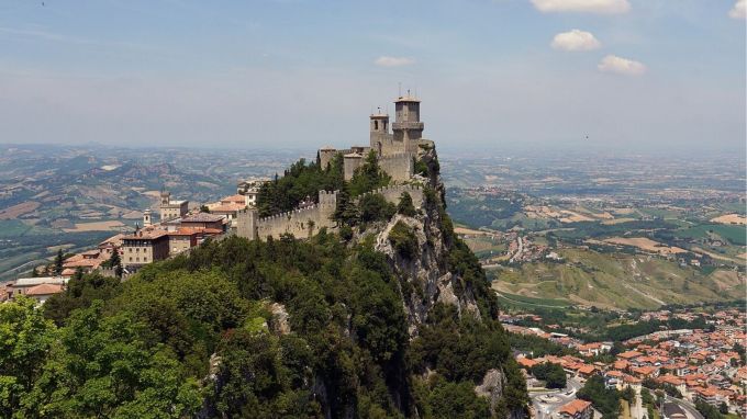 સાન મેરિનો : સાન મેરિનો વિશ્વના સૌથી જૂના પ્રજાસત્તાકોમાંનું એક છે. તે સંપૂર્ણપણે ઇટાલીથી ઘેરાયેલું છે અને અહીં કોઈ એરપોર્ટ પણ નથી. સૌથી નજીકનું એરપોર્ટ ઇટાલીના રિમિનીમાં છે, જે બહુ દૂર નથી. લોકોને તેના જૂના કિલ્લાઓ અને ઊંચા પર્વતો પર બનેલા શહેરો ગમે છે. સાન મેરિનોની પોતાની વિઝા નીતિ નથી. ભારતીય નાગરિકોએ સાન મેરિનો જવા માટે માન્ય ઇટાલિયન વિઝા અથવા શેંગેન વિઝા મેળવવો પડે છે, કારણ કે ત્યાં જવાનો રસ્તો ઇટાલીમાંથી પસાર થાય છે.(photo-wikipedia)