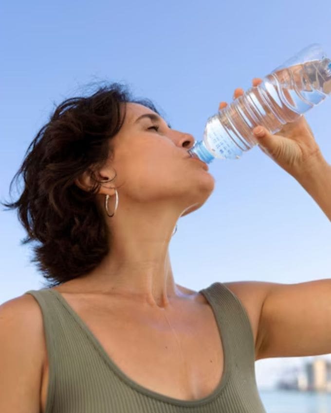 <strong>પાણી પીવાની આદત</strong> : આપણી રોજિંદી આદતો ક્યારેક આપણી વિરુદ્ધ થઈ જાય છે. ખાસ કરીને જેમને સાંજે 7 વાગ્યા પછી પુષ્કળ પાણી પીવાની આદત હોય છે, તેમને મૂત્રાશય ભરાઈ જવાની અને રાત્રે વારંવાર પેશાબ થવાની સમસ્યા થઈ શકે છે. આ એક સામાન્ય અને સરળતાથી સુધારી શકાય તેવું કારણ છે.