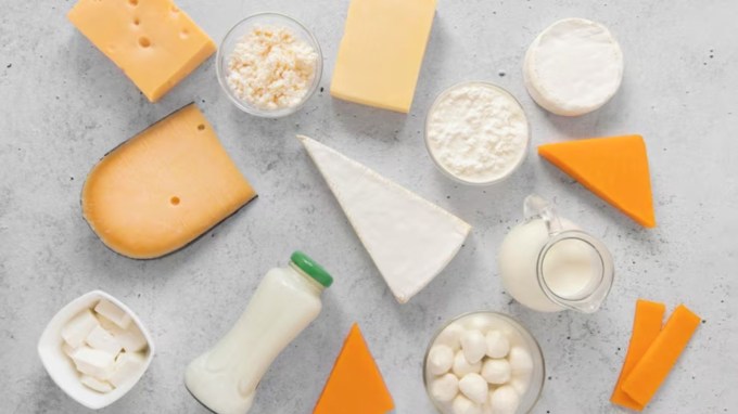 <strong>ડેરી પ્રોડક્ટ</strong> : ડેરી પ્રોડક્ટનું સેવન જાંબુની સાથે ન કરવું જોઈએ. આ બંનેના સેવનથી પાચનક્રિયા બગડી શકે છે.જાંબુમાં અલ્મીય પ્રકૃતિ હોય છે, જ્યારે ડેરી ઉત્પાદનો ક્ષારીય હોય છે. આવી સ્થિતિમાં બંનેના સેવનથી પાચનમાં ગરબડ થઈ શકે છે. (Photo : Freepik)